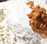 Яйцо взбейте с растопленным сливочным маслом, сахаром и ванильным сахаром. 
Просейте в полученную смесь муку с разрыхлителем, корицей и солью. Перемешайте.	