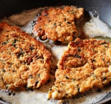 Обжарьте курицу на сковороде на оливковом масле на среднем огне в течении 4 минут с каждой стороны. 
Приятного аппетита!	