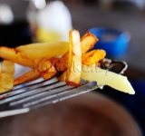 Обжариваем картошку до хрустящей корочки, при этом картофель внутри остается мягким. Готовую картошку выкладываем на бумажные полотенца, чтобы избавиться от излишков масла.