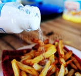 Выкладываем картофель на блюдо, посыпаем морской солью (можно и обычной) и подаем к столу. По желании. В качестве специй можно использовать красный или черный перец.