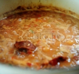 Накрываем кастрюлю крышкой и продолжаем варить 1-2 часа, проверяя уровень воды в кастрюле.