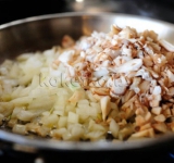 Обжариваем на оливковом масле лук и ножки грибов, до мягкости овощей и золотистого цвета.