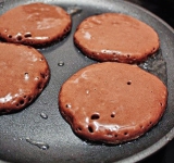 Из полученной смеси обжарьте на сковороде оладьи с двух сторон.  
Приятного аппетита!	