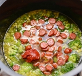 Добавьте в кастрюлю колбаски, томатную пасту, соль, перец и зелень (можно петрушку, базилик). Готовьте еще 7-10 минут.  
Приятного аппетита!	