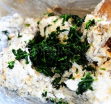 Добавляем шпинат, массу перемешиваем.