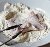 Куриные грудки разрежьте на два куска и отбейте слегка их. Посолите.	