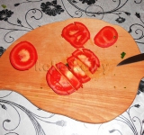 Помидор нарезаем продолговатыми полосками.