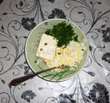 Яйца, плавленый сырок натираем на крупной терке, измельчаем чеснок, зелень, все помещаем в отдельную тарелку, солим, перчим и перемешиваем в однородную массу.