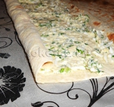 Скручиваем лаваш рулетом.