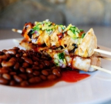 Готовый шашлык подаем с приготовленной ананасово-овощной смесью и любым гарниром, в качестве которого прекрасно подойдет фасоль.
Блюдо готово, приятного аппетита!
koketka.by/recepty/item/1624-shashlyk-iz-kuritsy-s-uksusom