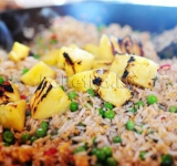 Поверх раскладываем поджаренные ломтики ананаса.