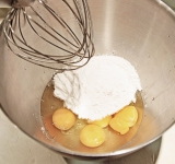 Яйца взбейте с сахаром и ванильным сахаром.	