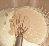 А пока поломайте белый шоколад на кусочки и растопите, затем охладите слегка. А в это время взбейте сыр «Маскарпоне» и вместе с белым шоколадом добавьте в охлажденную яичную смесь, перемешайте.	