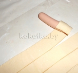 Каждую сосиску обматываем полоской теста по спирали.	