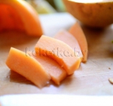 Нарезаем желтую дыню и кусочки ананаса.