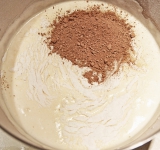 В полученную массу просейте муку с разрыхлителем, солью и какао. Добавьте растопленное масло и перемешайте.	