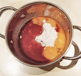 Займемся приготовлением крема. Желтки смешайте с сахарной пудрой и вином и залейте в небольшую кастрюльку. Поставьте на слабый огонь и готовьте, постоянно взбивая, до загустения соуса и увеличения его в объеме. Можно также готовить на пару (на газ поставьте большую кастрюлю с кипящей водой, а сверху кастрюлю со смесью. Когда смесь загустеет и увеличится в объеме, уберите с плиты и охладите.	