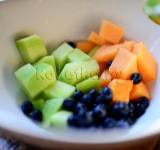 Добавляем в миску чернику.