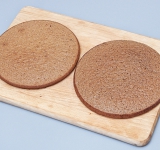 Полученную массу залейте в форму для торта. Выпекайте до готовности около 12 минут. Можно использовать одну, а потом разрезать на 4 коржа. Также можно разделите тесто на две части и выпечь либо по очереди, либо в двух формах. И уже эти коржи разделить на две коржа каждый (это конечно проще). Остудите коржи.	