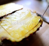 Аккуратно ножом проводим по краю ананаса.