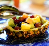 Выкладываем фрукты в ананасовые чаши и подавайте к столу. Приятного аппетита!
koketka.by/recepty/item/1588-calat-s-ananasom