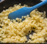 Разогрейте сковороду со сливочным маслом и добавьте яблоки. Готовьте на умеренно среднем огне около 7-10 минут до размягчения яблок. В конце добавьте сахар и корицу.  
Приятного аппетита!	