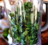 Готовим соус, для этого измельченную кинзу и петрушку помещаем в чашу блендера.