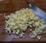 Яблоко очистите от кожуры и нарежьте на небольшие кусочки.	