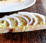 Поверх горчицы выкладываем полукольца репчатого лука