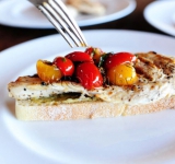 Затем выкладываем помидорки.