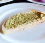 Батон нарезаем на ломтики, каждый ломтик смазываем горчицей.