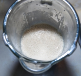 Затем смешайте все ингредиенты в блендере в следующем порядке: молоко, вода, желтки, сахар, вино или ликер (если используете), мука и сливочное масло. В течении минуты хорошо перемешайте на максимальной скорости.
Если у вас нет блендера, то можно обойтись и так: смешайте желтки с мукой, затем добавьте немного воды или молоко, а затем добавьте сливочное масло. Хорошо перемешайте до однородной массы и смешайте с остальными ингредиентами. В конце можно пропустить через сито, чтобы в тесте не было комочков.
Накройте полотенцем и оставьте в теплом месте на 2 часа.