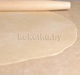 Очень тонко раскатываем тесто на рабочей поверхности.