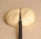 Готовое тесто разделяем на 2 части.