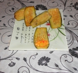 На один край обжаренного баклажана выкладываем ложку начинки и заворачиваем рулетик. Так поступаем со всеми пластинками.	