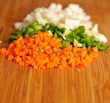 Овощи моем, чистим. Нарезаем небольшими кубиками морковь, перец и картофель.	