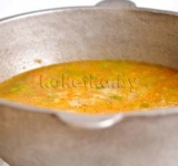 Наливаем в кастрюлю воду и добавляем оставшуюся часть специй.	