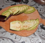 Баклажаны нарезаем тонкими слоями вдоль, солим.	