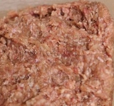 Фарш хорошо вымешиваем руками и помещаем в холодильник.