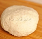 Хорошо перемешиваем ингредиенты и руками вымешиваем тесто 5-6 минут. Накрываем тесто пищевой пленкой и даем постоять 10-20 минут. Идеальное тесто – эластичное, не слишком мягкое но и не слишком крутое.