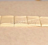 Скалку вынимаем, а тесто разделяем на квадратики.