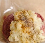 Туда же кладем фарш, яичный белок,1/3 ч. ложки черного перца, и по пол ч. ложки соли и молотого тмина.	