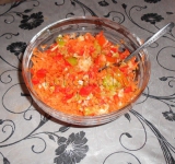 Готовим начинку, для этого трем морковь, измельчаем сладкий и острый перец и чеснок. Начинку перемешиваем, солим и перчим по вкусу.	