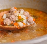 Готовый суп раскладываем по тарелкам и горячим подаем к столу.	