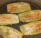 Обжариваем кусочки баклажанов на сковороде, на среднем огне, на растительном масле.	