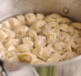 Варим пельмени порциями в подсоленной воде до готовности.