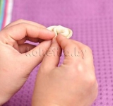 Уголочки пельмешек скрепляем вместе. Таким образом, постепенно лепим все пельмени.