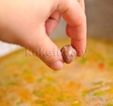 Аккуратно перемешиваем суп, убавляем огонь до минимума и одну за другой опускаем фрикадельки. Варим суп еще 30 минут.	