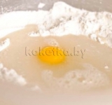 В небольшую миску просеиваем муку и соль. Делаем углубление в сыпучих ингредиентах и вливаем теплую воду и яйцо.