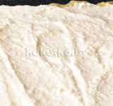 Сверху выкладываем творожную массу, равномерно распределяем ее по всей поверхности.